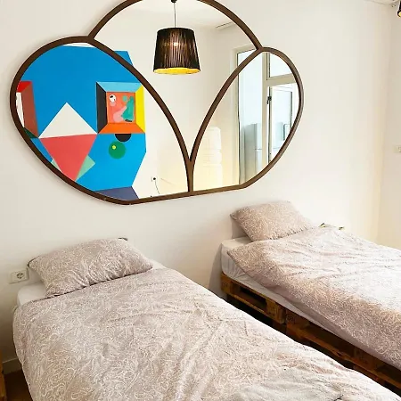 Apartament Artsy At Komuna E Parisit